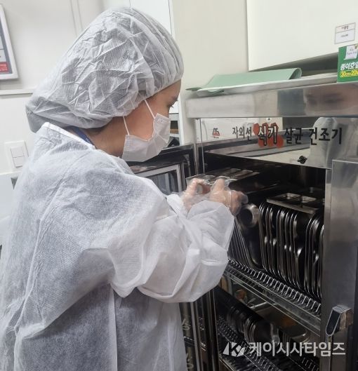 식중독 예방을 위해 식기 살균 건조기를 점검하고 있다.