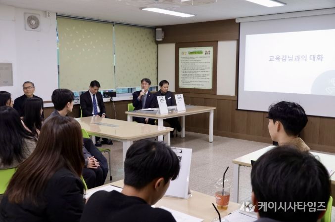 천창수 교육감이 26일 북구 염포초에서 새 학년 준비 상황을 살피고 간담회를 하고있다.
