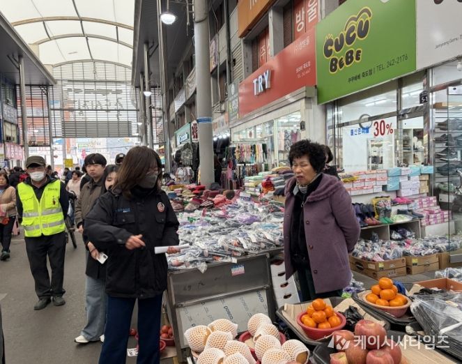 시는 26일 죽도시장 개풍약국 앞 아케이드 구간에서 불법시설물에 대한 현장점검을 실시했다.