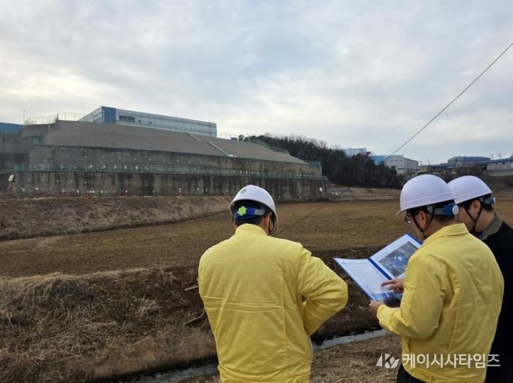 윤성진 제1부시장이 해빙기 대비 옹벽시설 안전점검을 실시하고 있다