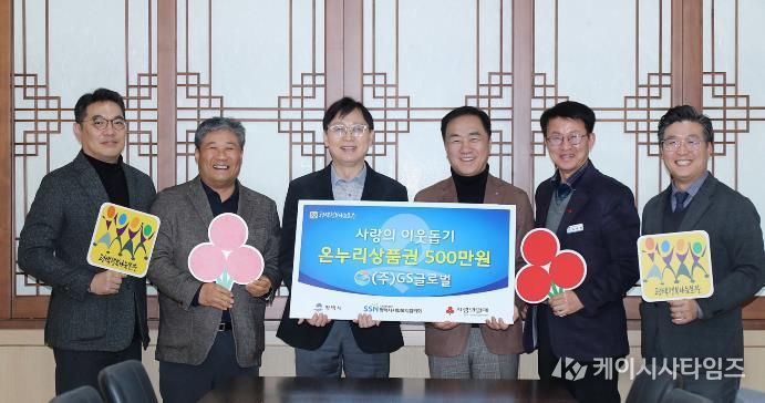 왼쪽부터 ㈜PLS 김희석 상무, ㈜GS글로벌 남기혁 매니저, ㈜PLS 김태원 대표이사, 평택시 정장선 시장, 김대환 복지국장, 평택행복나눔본부 황성식 나눔국장