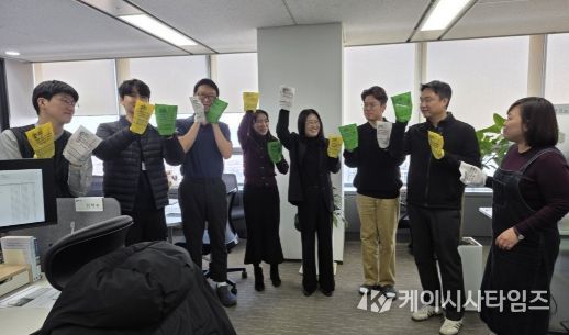 인천항만공사 항만정보화실 직원들의 청렴 메세지(“관행이라는 묵은 ‘때’를 박박 벗겨내야, 진정한 청렴의 ‘때’가 옵니다.”) 인증샷 촬영을 하고 있다. / 사진제공 = 인천항만공사