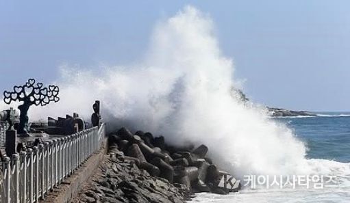해안가 거센 파도