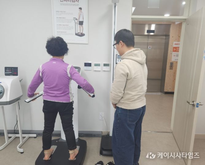 관저주민건강센터 중장년층 운동 프로그램 진행 장면