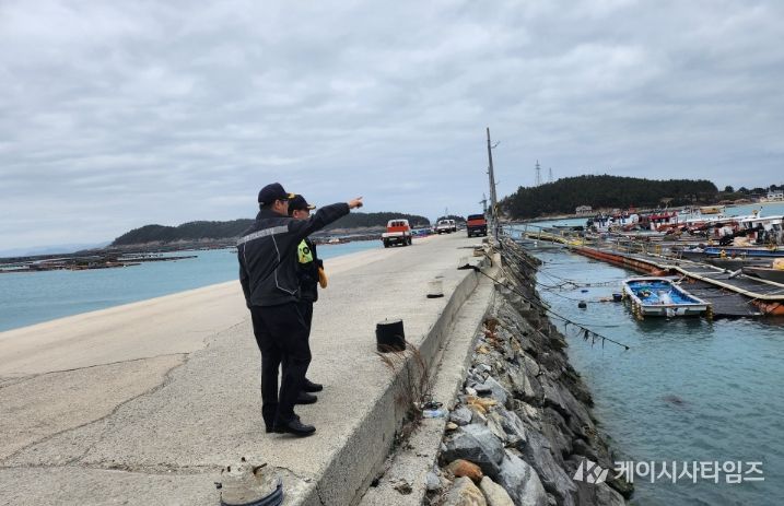 청산도를 현장 점검 중인 완도해양경찰서장의 모습