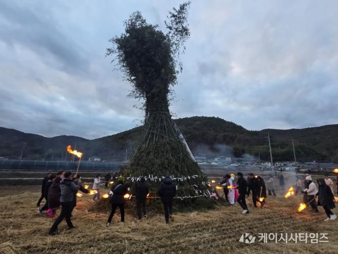 지난 3일 단장면 법흥마을 일원에서 달집태우기가 진행되고 있다.