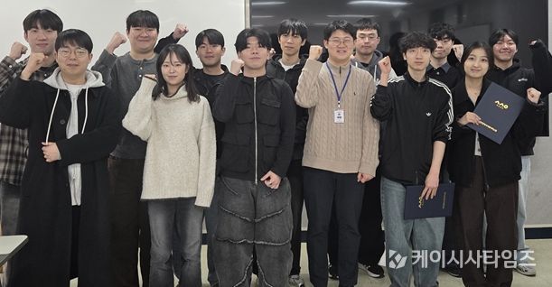 인천시사회서비스원은 인천시, 국정원 지부, 인하대, 인천대와 지난달 27일 인천대에서 ‘공공기관 웹 취약점 점검 프로젝트’ 성과 보고회를 갖고 기념 촬영을 하고 있다.