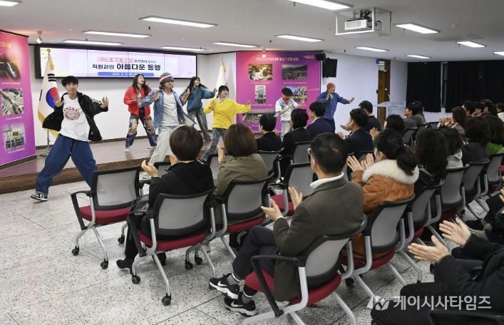 지난 3일 오전 9시 해운대구청 5층 대회의실에서 열린 직원정례조례에서 해운대문화예술단이 케이팝 댄스 공연을 펼치고 있다.