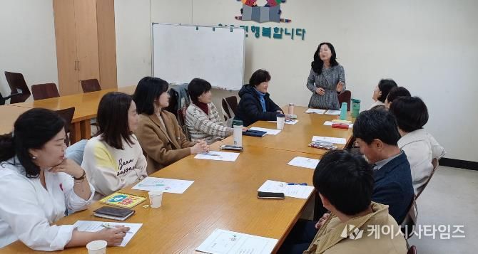 가수원도서관에서 진행된 '북살롱' 독서회 진행 장면(자료사진)