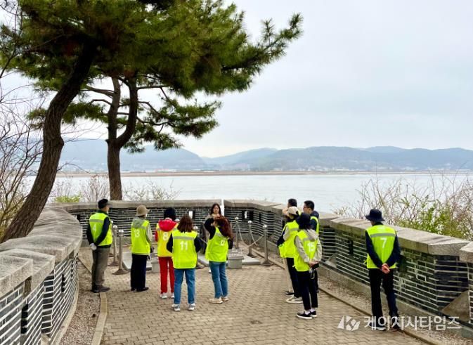 강화군, 당일 관광 넘어 체류형 관광도시로 전환 시동(1_평화관광 DMZ 평화의길 프로그램 운영 모습)