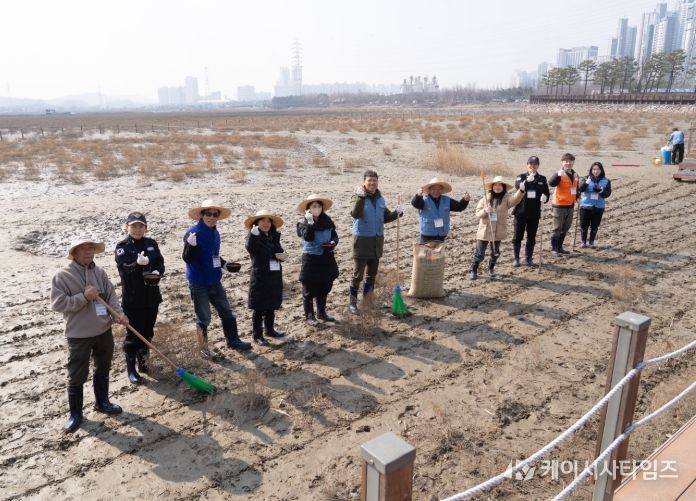 갯벌 생태계 복원 및 탄소 흡수원 확대를 위한 염생식물 파종 행사