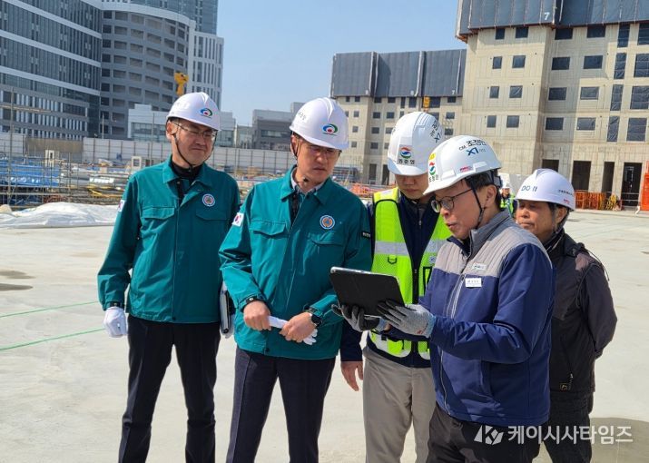이경열 도시주택국장이 9일 해빙기를 맞아 주택건설공사 현장을 대상으로 안전점검을 실시하고 있다.