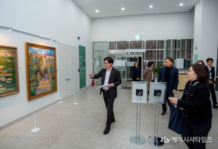 김병수 김포시장이 12일 김포만화도서관과 모담도서관을 방문해 도서관 야간 운영 현장을 점검하고 시민들과 소통하는 현장 행정을 실시했다.