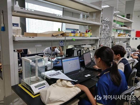 달성군 ''DGIST 과학창의학교' 개강 사진 2(자료사진. 지난해 진행된 화학기초수업 현장.)