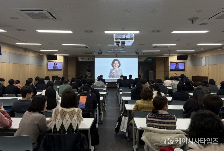 대구 수성구(구청장 김대권)는 생성형 인공지능(AI) 시대 대응력 강화를 위해 전 직원 대상 ‘스마트폰 활용 AI 실습 교육’을 진행했다.