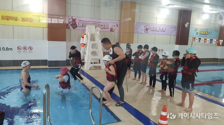 온남초 3학년 학생들이 지난해 3월 28일 울주남부청소년수련관 수영장에서 생존수영을 배우고 있다.