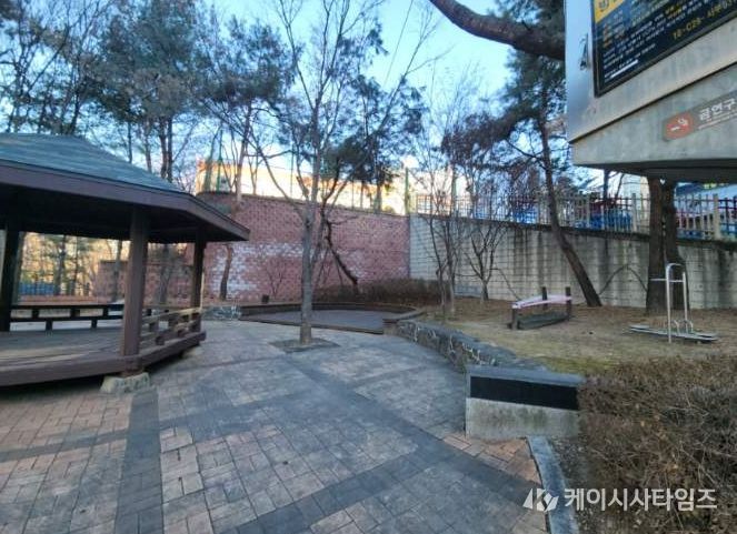 기흥구는 마북초 후문 앞 쉼터를 정비해 정원형 휴게공간으로 조성한다. 사진은 마북초 후문 앞 쉼터