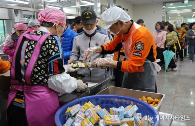 영동소방서장(이도형)이 급식봉사를 실시하는 모습