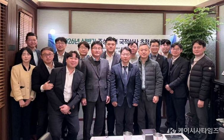 인천항만공사 상해대표부와 중국 주재 국적선사 법인장들이 설명회를 마치고 기념촬영을 하고 있다