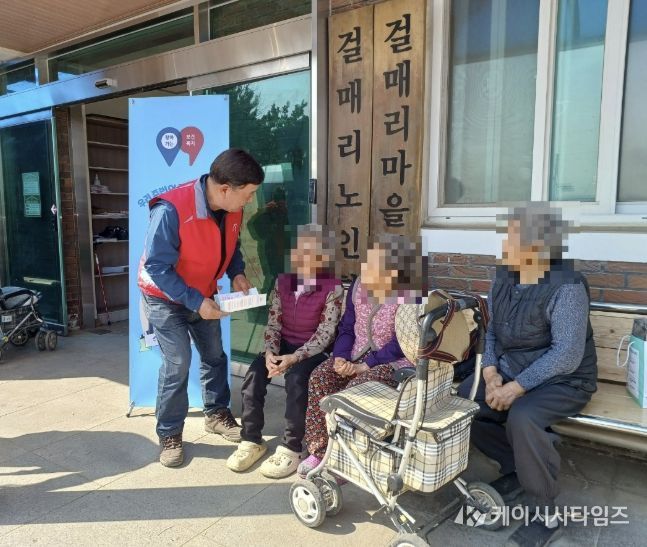 아산시 인주면 행복키움추진단이 복지사각지대 발굴 및 고독사 예방을 위한 홍보활동을 펼치고 있다.