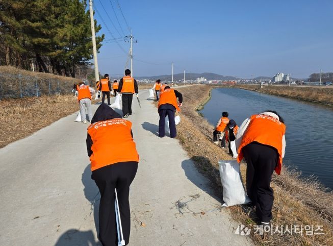 강화군복지재단 원더풀 복지봉사단, 봄맞이 환경정화에 앞장