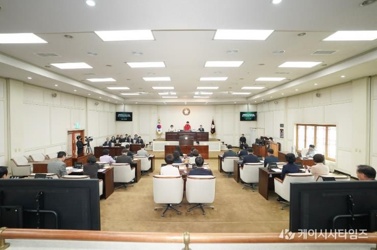 대구 수성구의회는 24일 제274회 임시회 제3차 본회의를 열고 15일간의 임시회 일정을 마무리했다.