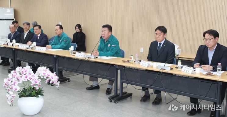 청주시, 2026년 1분기 통합방위협의회 개최. 사진(오른쪽에서 세번째 이범석 청주시장)