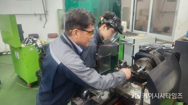 CNC선반 직종 학생 지도 모습_경북기계금속고등학교