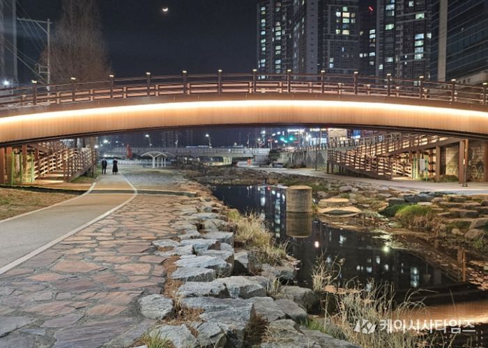 ‘화원 천내천 보행교량’빛의 명소로 재탄생!