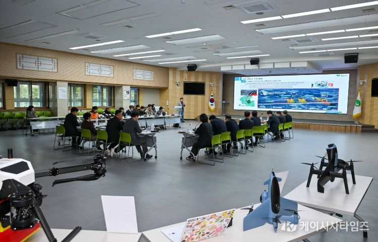 착수보고회에서 드론이 전시되어 있는 모습