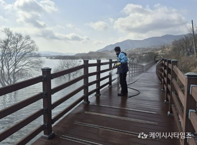 느린호수길 데크 청소 사진