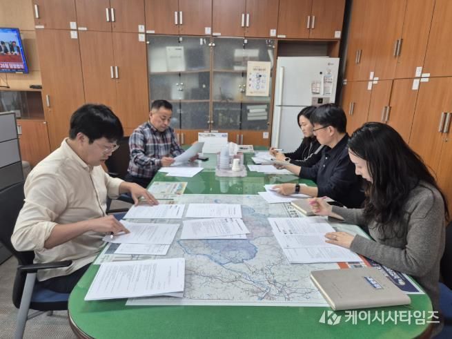 지방세 실무협의회를 개최하고 고액 감액 및 환급 결정에 대한 점검하고 있다.