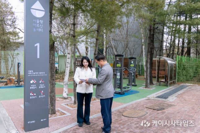 정초립 강북구의원이 ‘서울형 어르신 놀이터’ 현장을 점검하며 담당부서 관계자로부터 시설 운영 현황에 대한 설명을 듣고 있다.