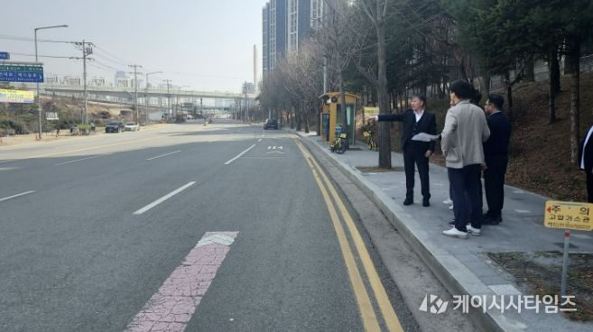 현장 점검 사진(왼쪽 정현모 건설교통국장 외 시 관계자)
