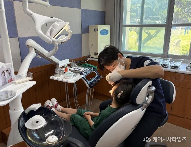 사업 대상 학생이 치과 진료를 받고 있다.