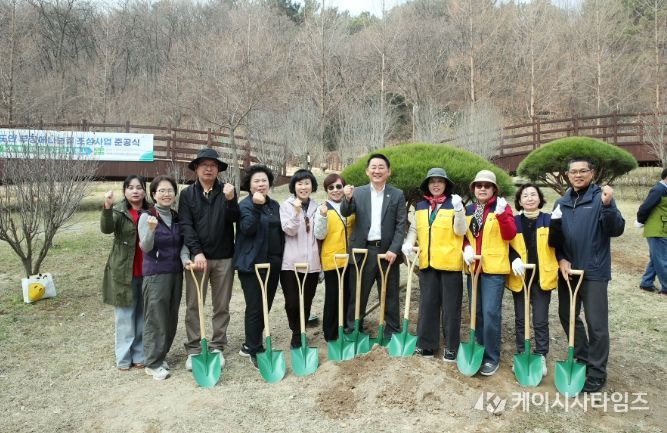 27일 도안동 1370 일원에서 진행된 도안 무장애나눔길 준공식 및 나무심기 행사 진행 장면