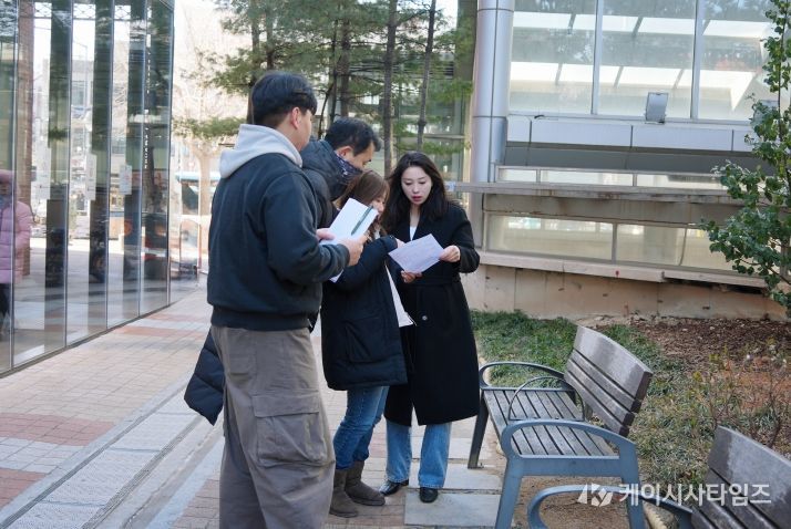 정초립 강북구의원(우측)이 강북구청 공원녹지과 관계자들과 함께 미소공원 환경개선 현장을 점검하며 시설 및 개선 사항을 확인하고 있다.