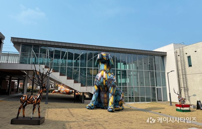 “구미문화재단,‘낭만 잇-는 거리’ 수놓는 김우진 작가 야외 전시 개최”