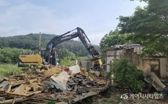 서산시가 지난해 빈집 정비사업을 추진하는 모습