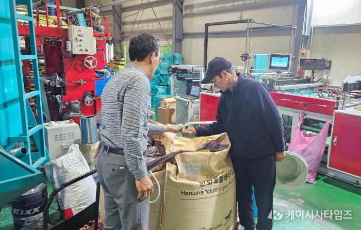 영주시 종량제봉투 생산업체를 방문해 조기 공급을 요청하고 원료 점검을 실시하고 있다