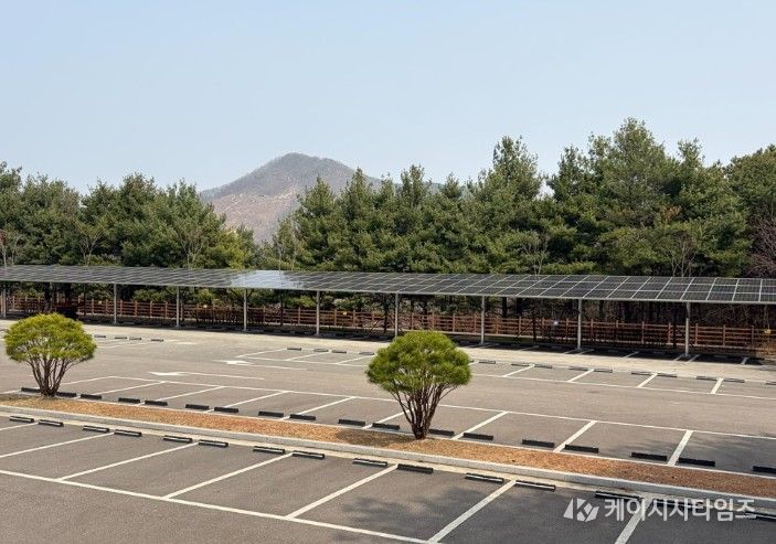태양광 발전설비가 구축된 대전교육연수원 주차장