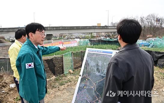 대구 동구청은 지난 30일, 하천·계곡 주변 불법 점용시설에 대한 점검과 관리를 위해 현장점검을 실시했다.