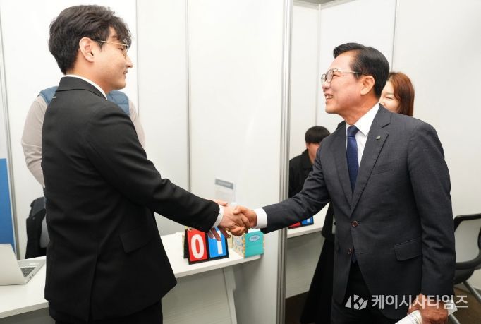 31일 천안시청 대회의실에서 열린 ‘2026 청년 일자리 매칭데이’에서 지역 청년 구직자들이 참여 기업 부스를 찾아 채용 면접을 보고 있다.