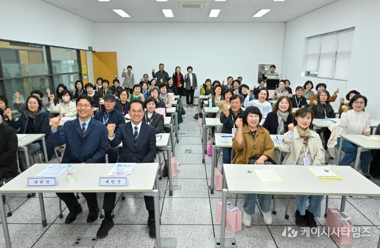 영주시는 3월31일 평생직원교육관에서 경북도민행복대학 개강식을 개최했다(단체기념사진)