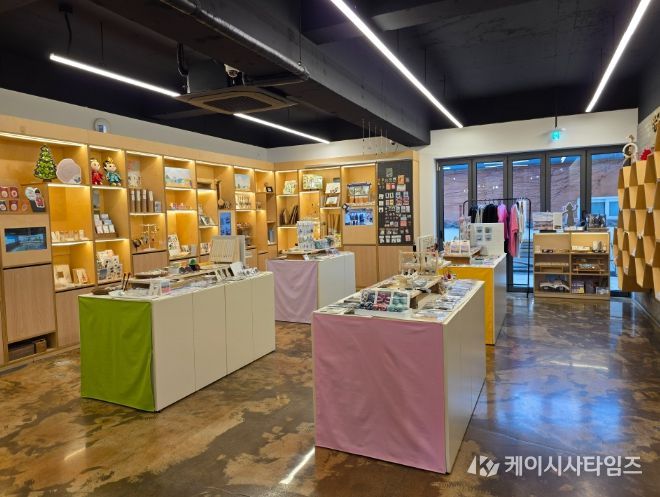 경주시 청년감성상점 내부 전경. 지역 청년 예술가들이 제작한 창작 굿즈와 경주 로컬 콘텐츠가 전시돼 있다