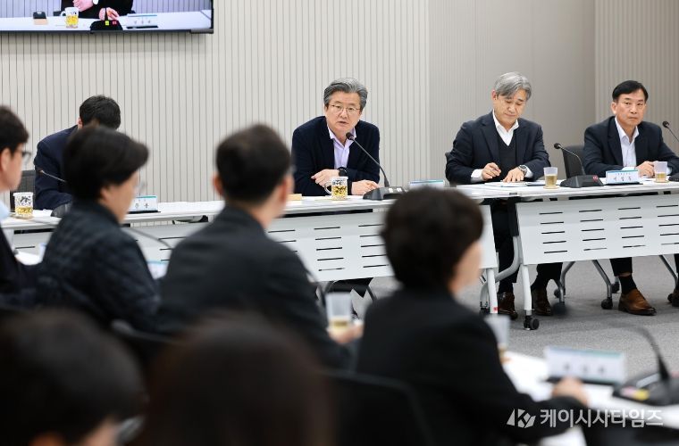 정용래 유성구청장이 1일 확대간부회의를 주재하고 있다.