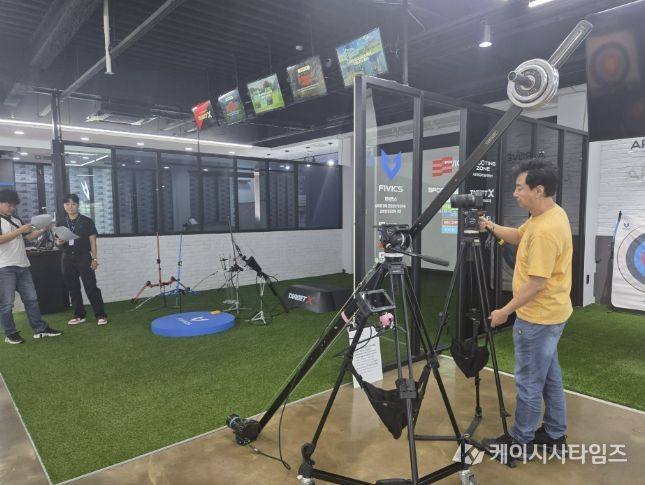 중소기업 사업장에서 해외 홍보용 영상 촬영을 하고 있다.