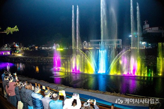 충북 괴산군 동진천 음악분수가 1일 첫 개장한 가운데 주민들이 분수 공연을 관람하고 사진을 찍으며 시간을 보내고 있다.