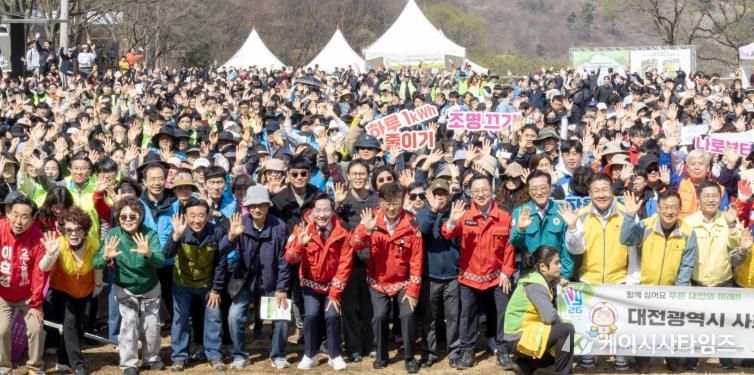 최충규 대덕구청장과 이장우 대전시장, 대전 공공기관 직원 및 대전 시민들이 1일 장동문화공원 일원에서 ‘제81회 식목일 기념 나무심기 행사’를 마친 후 기념 촬영을 하고 있다.