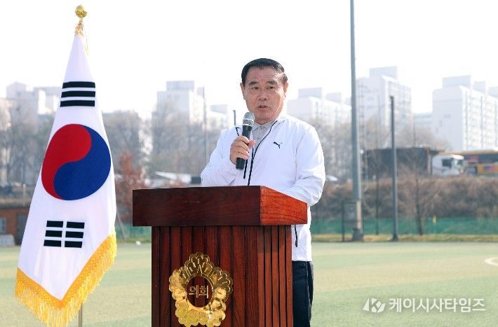 이재식 수원특례시의회 의장이 2일 서수원칠보체육관 인조잔디구장에서 열린 ‘제2회 수원특례시의회 의장배 그라운드골프대회’ 개회식에서 대회사를 하고 있다.